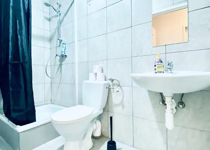 Simple Private In 3-bedroom Near Train Station דירה
