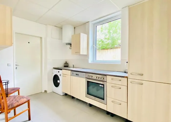 Simple Private In 3-bedroom Near Train Station *
