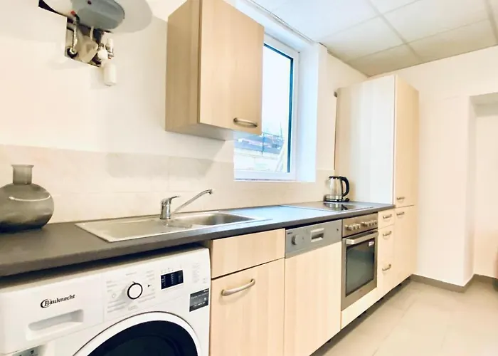 Simple Private In 3-bedroom Near Train Station דירה