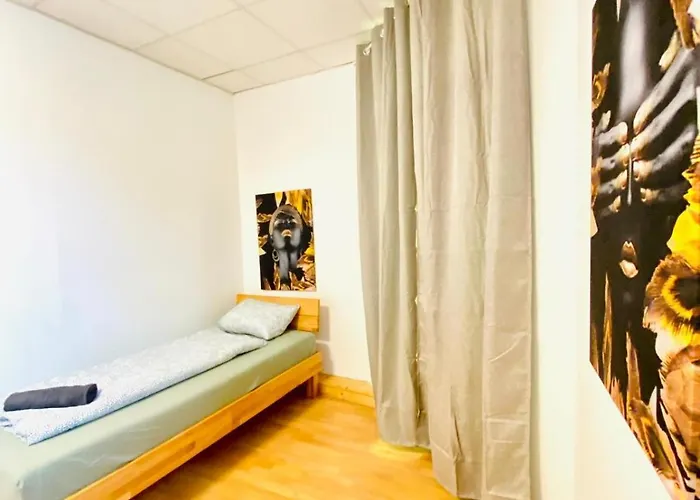 Simple Private In 3-bedroom Near Train Station דירה *