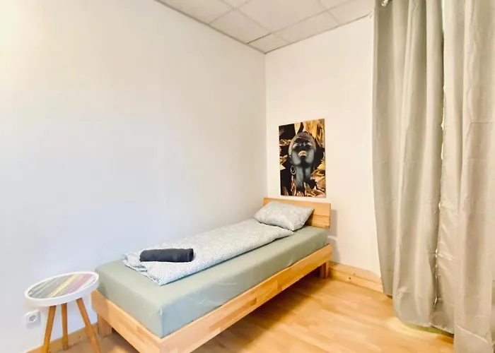 Simple Private In 3-bedroom Near Train Station