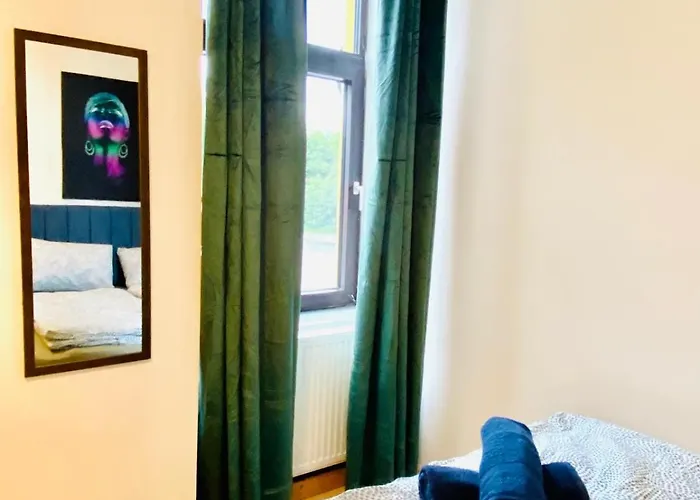 Simple Private In 3-bedroom Near Train Station
