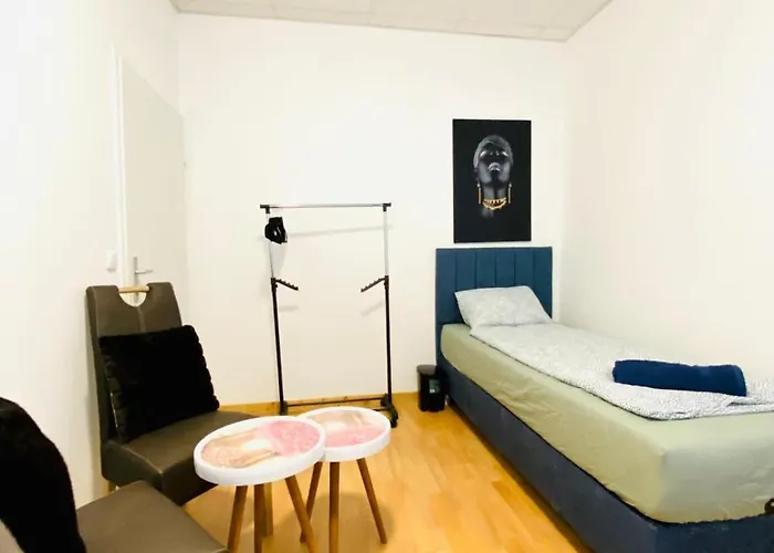 Simple Private In 3-bedroom Near Train Station דירה *