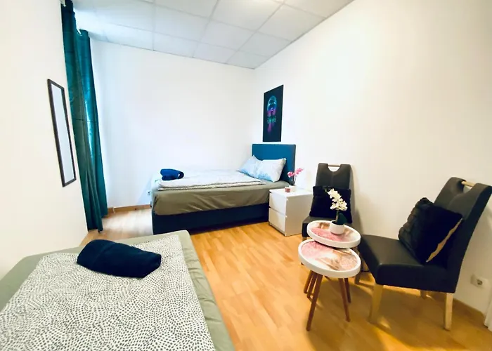 דירה Simple Private In 3-bedroom Near Train Station *