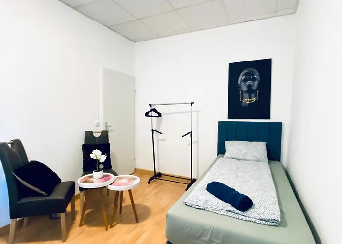 Simple Private In 3-bedroom Near Train Station דירה