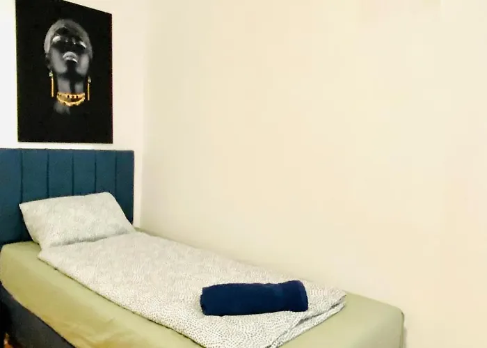 Simple Private In 3-bedroom Near Train Station דירה *