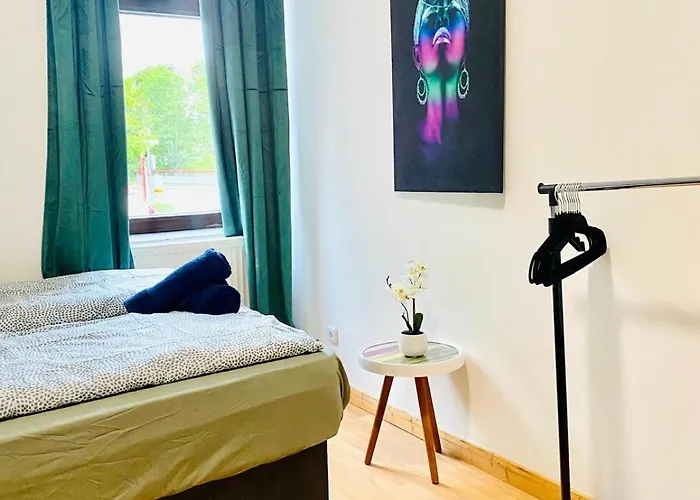 Simple Private In 3-bedroom Near Train Station