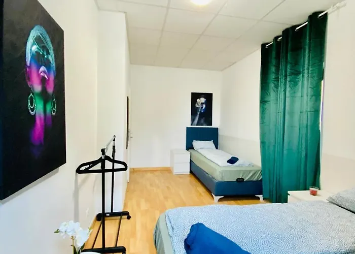 Simple Private In 3-bedroom Near Train Station דירה