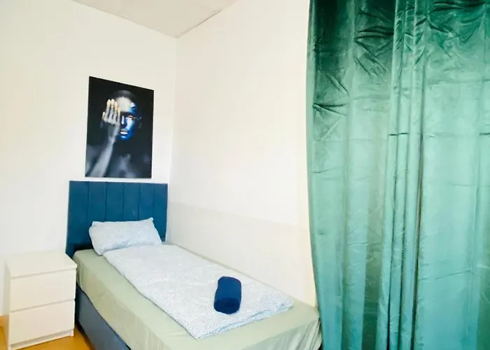 דירה Simple Private In 3-bedroom Near Train Station *